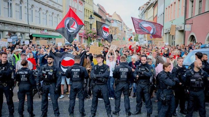 Sassonia, in piazza tra i militanti Afd. “L’uomo più pericoloso può andare al potere”