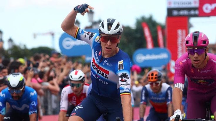 Giro d’Italia: Merlier fa il bis, Milan stavolta perde lo sprint. Pogacar sempre in rosa