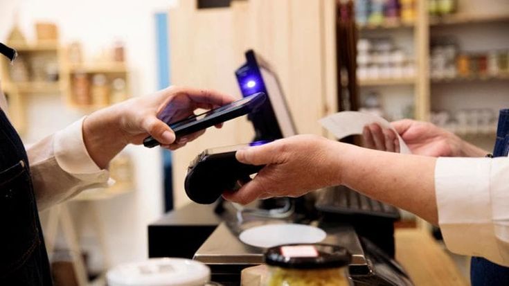 Pagamenti, oltre il 75% delle spese ricorrenti degli italiani è cashless
