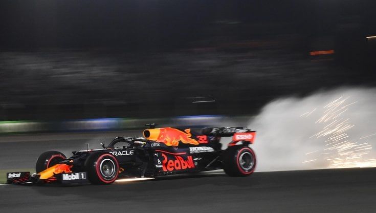 F1, ring Qatar: Mercedes e Red Bull in lotta per il Mondiale senza esclusione di colpi