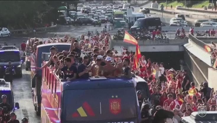 Spagna campione del mondo, Madrid in delirio: le immagini del trionfo dal bus della squadra