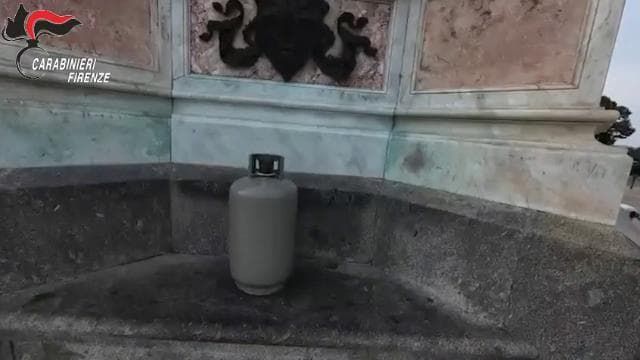 Firenze, la rimozione della bombola di gas sotto la copia della statua del David al piazzale Michelangelo