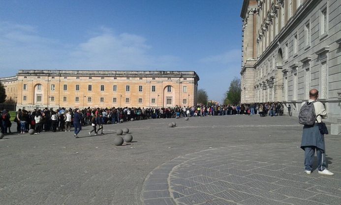 Reggia di Caserta invasa da visitatori e turisti