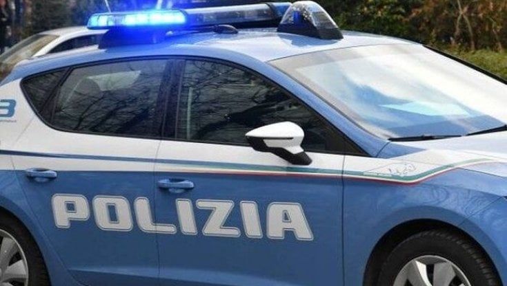 Armato di un tombino distrugge 17 auto 