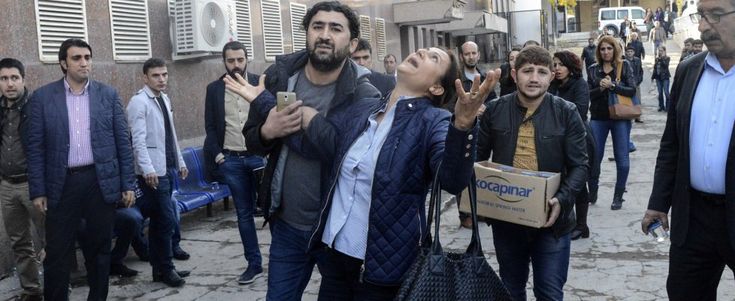 Diyarbakir in piazza per i funerali di Tahir Elci: "Martiri non muoiono". Accuse al governo turco