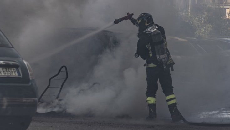 Capodanno, oltre 60 interventi dei vigili del fuoco nel torinese. Paura in via Roma a Torino