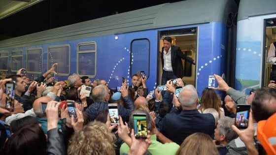 Renzi fa il bilancio del treno Destinazione Italia e riparte dal "popolo del Sì". Contestazioni? "Una minoranza"