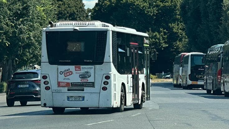 Firenze, autista di autobus picchiato da un automobilista: gli aveva suonato il clacson