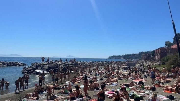 Napoli, folla nelle spiagge di Posillipo: è già scontro sul numero chiuso