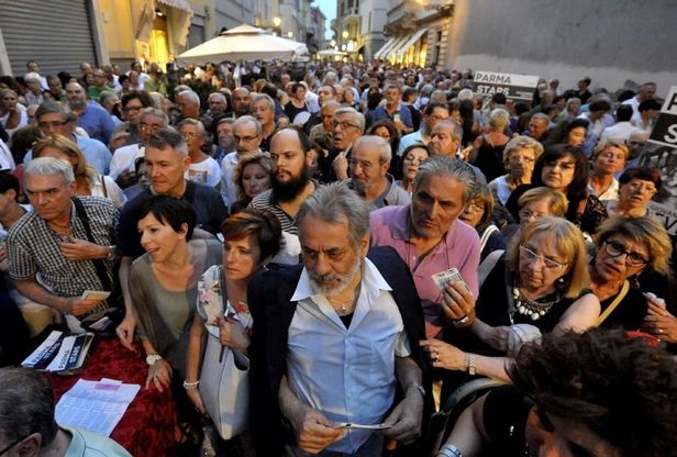 Piazza Duomo, concerto di Arbore annullato: esplode la protesta