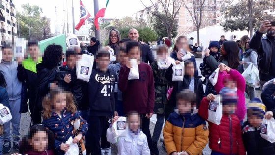 Befana fascista alla Magliana: logo di CasaPound sui doni ai bimbi. Candidato posta foto su Fb