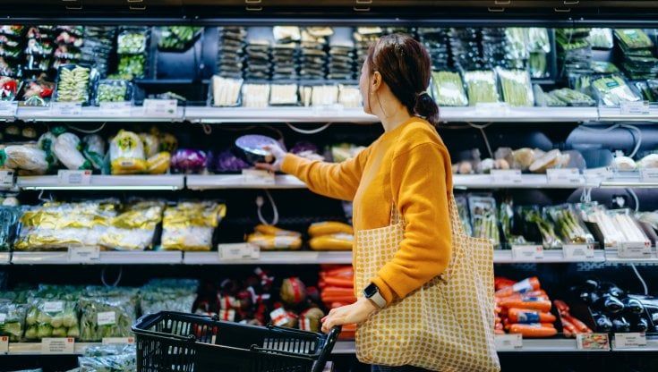 Rincari, cala la fiducia dei consumatori: si evitano i prodotti non necessari e si cercano promo e sconti