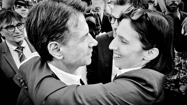 Schlein, Conte e il quasi bacio. La foto icona della nuova fase