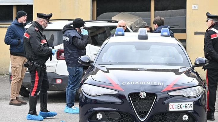 Accoltella la compagna e poi si lancia dalla finestra