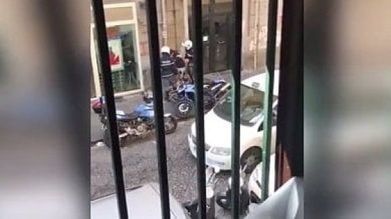Ragazzo picchiato dai poliziotti, il questore: "Agenti non più operativi"