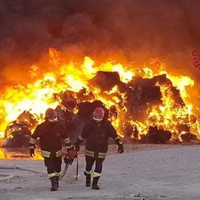 Incendio doloso ecoballe, il sindaco di Serre contro la Regione: “Paghiamo scelte scellerate, noi inascoltati”