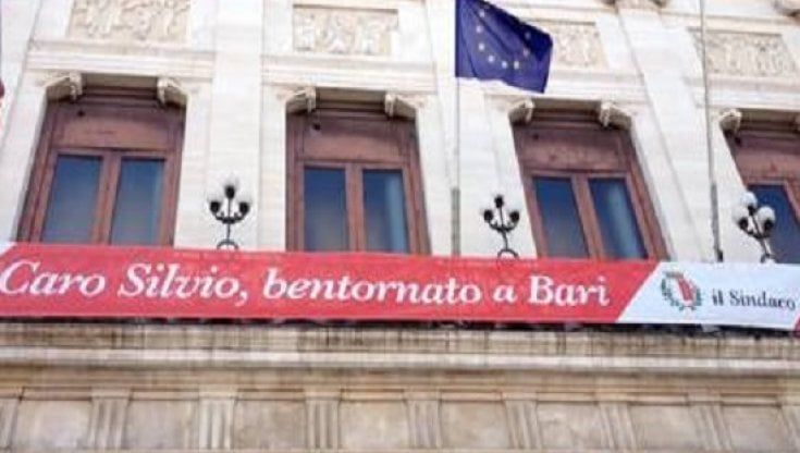 Da Patrizia D'Addario allo striscione di benvenuto affisso da Emiliano: il legame tra Bari e Silvio Berlusconi tra politica, escort e affari