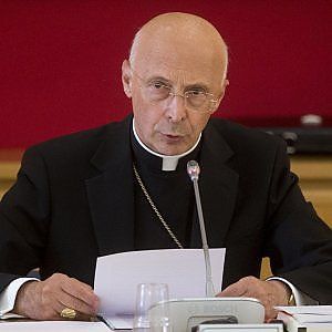 Unioni civili, Bagnasco: "Figli non sono un diritto né cose da produrre"