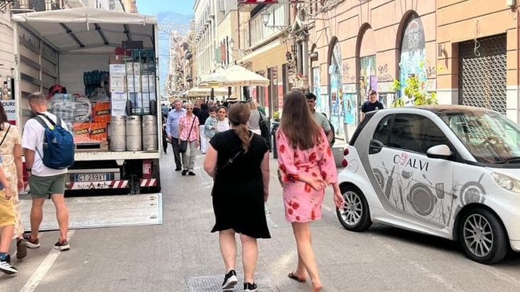 Via Maqueda e i Quattro Canti violati dai camion e dagli abusivi. I residenti: “È terra di nessuno”