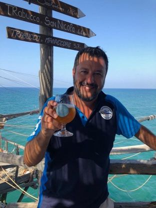 La crisi c'è ma non si vede: Salvini sul trabucco di Peschici brinda con la birra