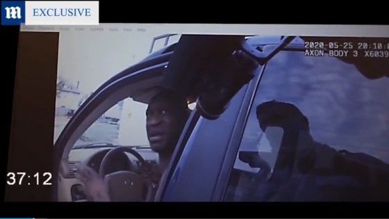 "Non spararmi, agente, per favore". Le immagine mai viste del fermo di Floyd prima dell'uccisione 