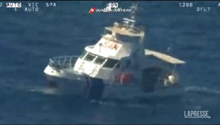 Rimorchiatore affondato, ancora dispersi in mare due marinai pugliesi. Arrivati a Bari gli 11 superstiti. Mobilitazione a Molfetta