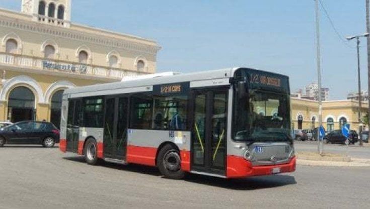 Taranto, a bordo dei bus cittadini ripetuti abusi sessuali su una 18enne con problemi psichici: 8 autisti dell'Amat a processo