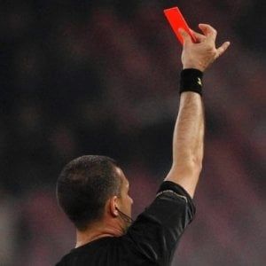 Brindisi, arbitro viene aggredito dai calciatori in campo e chiama i carabinieri: partita sospesa