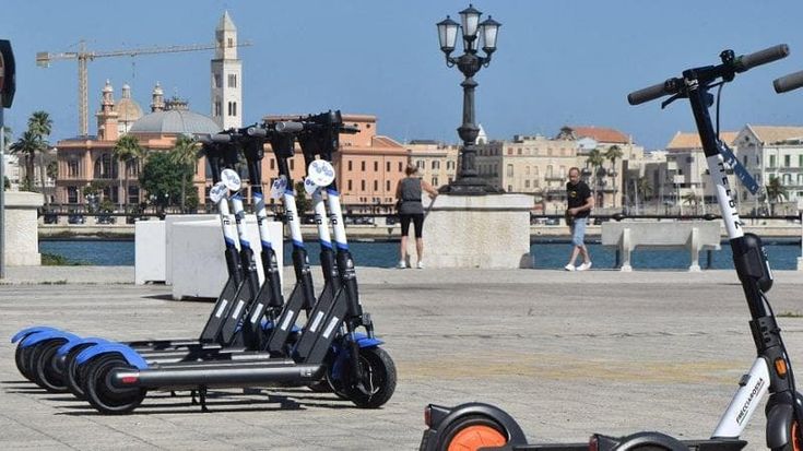 Bari, 200 multe hanno fermato i monopattini elettrici: noleggi in calo del 20% e meno mezzi