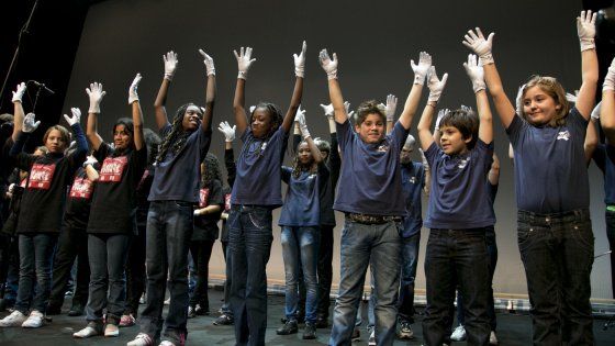 Quella musica senza voce del Coro delle mani bianche