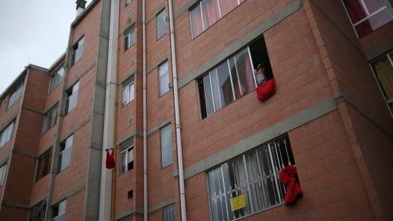 Coronavirus, nella periferia di Bogotà drappi rossi alla finestre: "Qui vive una famiglia che sta morendo di fame"