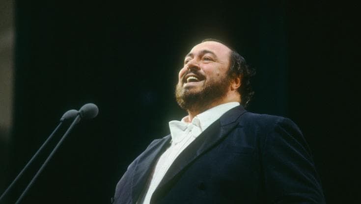 Pavarotti, l’omaggio nel giorno del suo compleanno: Modena gli intitola il conservatorio