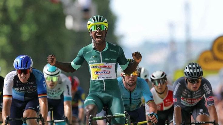 Tour de France, Girmay piazza un altro sprint regale: c’è il tris dell’eritreo. Pogacar resta in giallo, Roglic cade e perde 2’27”