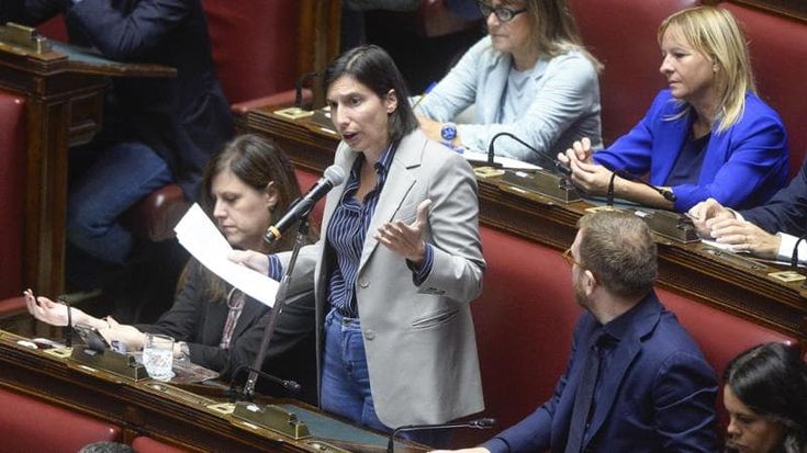 L’opposizione in aula contro Meloni: “Basta insulti, ora agisca”