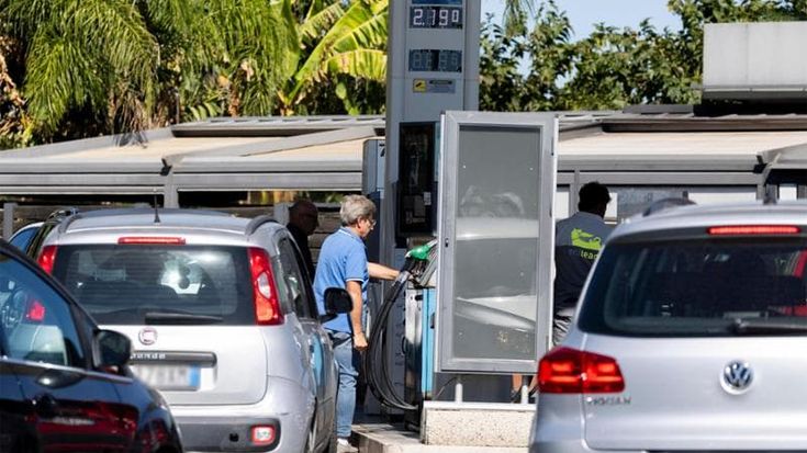 Sui carburanti anche Ip si allinea a Eni, distributori già esauriti. Ma il prezzo medio resta alto
