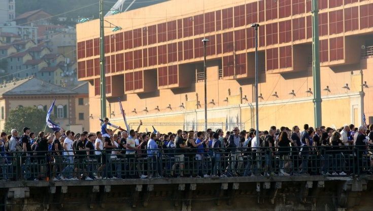 "Giù le mani dalla Sampdoria": il corteo dei tifosi dalla sede del club allo stadio: in tremila in piazza