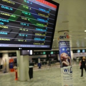 Si innamorano in aeroporto, si ritrovano grazie a Fb e al sindaco di Alghero: presto l'incontro a Firenze