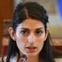 Caso polizza Raggi, il sorriso e le menzogne della sindaca che non sa