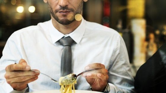 Gli uomini che mangiano da soli rischiano di più l'obesità
