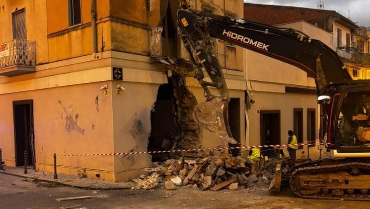 Con la ruspa sventrano due edifici e portano via i bancomat, colpo da film a Catenanuova