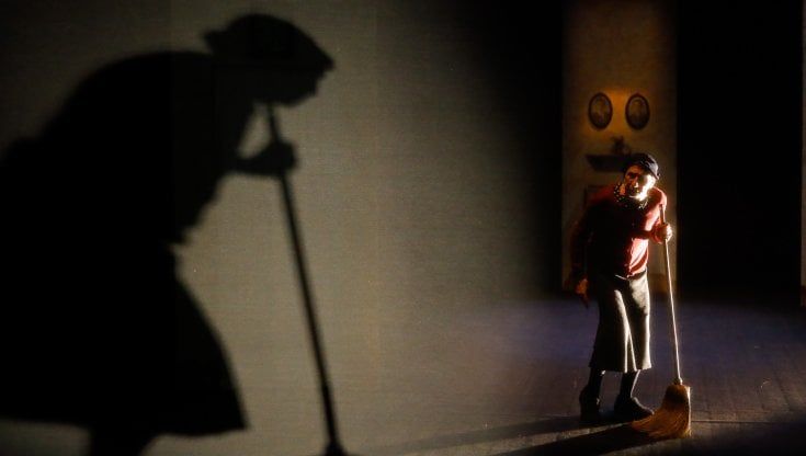 Teatro, "Assassina" al Mercadante: in scena il Sud antico che resiste in vizi e tradizioni 