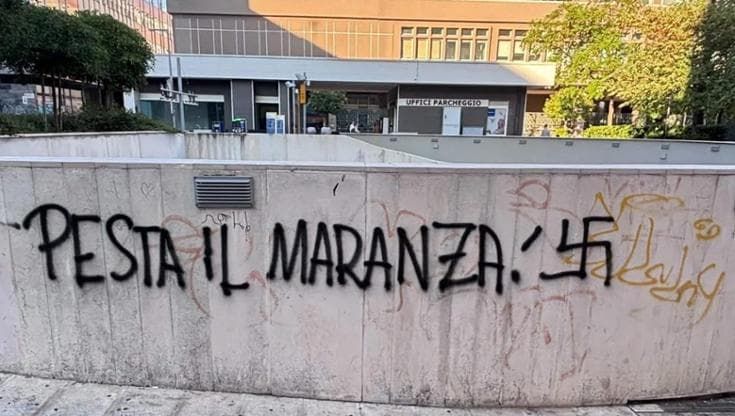 “Pesta il maranza”: svastiche e scritte neofasciste all’Università di Bari. “Offesi i nostri valori”