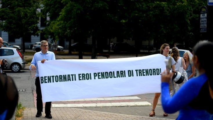 Abbiategrasso, disservizi Trenord: un flash mob in solidarietà ai seicento pendolari