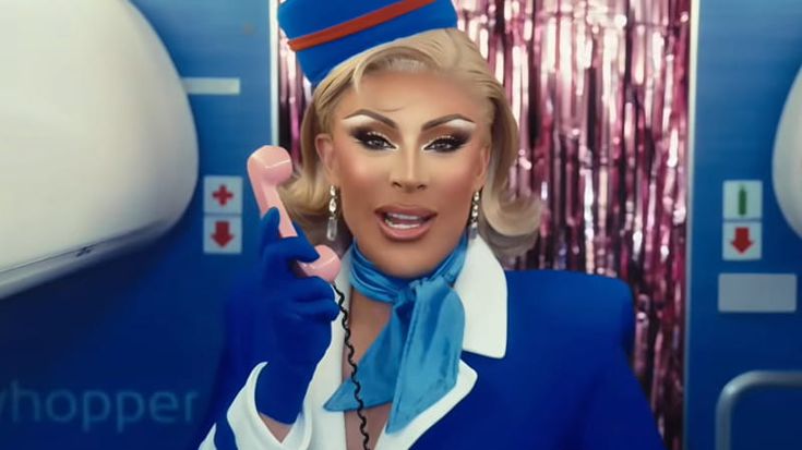 “Vola così come sei”: Klm affida a una drag queen la campagna di sostegno al WorldPride