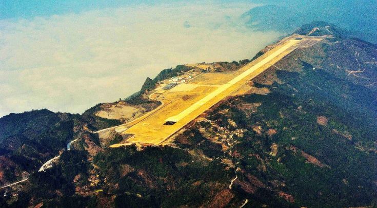 Cina, aeroporto da brividi: la pista in cima alla montagna