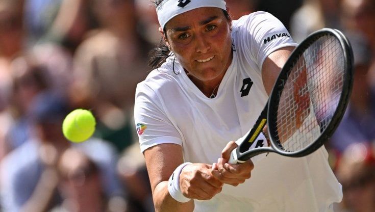 Wimbledon, Jabeur prima africana a conquistare una finale Slam: sfiderà Rybakina