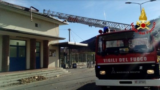 Varese, le raffiche di vento scoperchiano il tetto di una scuola: le tegole cadono in strada