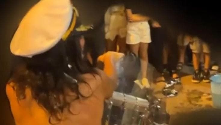 Bufera sul motor show sessista patrocinato dal Comune a Trinitapoli: spugna su una donna in costume