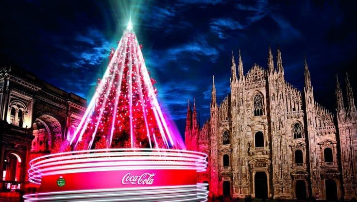 A Milano i 18 alberi del Natale diffuso dal centro alle periferie: e c'è anche quello della protesta dello spettacolo