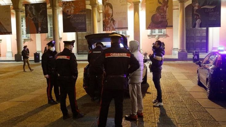 Musicista coreana presa a pugni in piazza Verdi: “Tenetelo in cella”